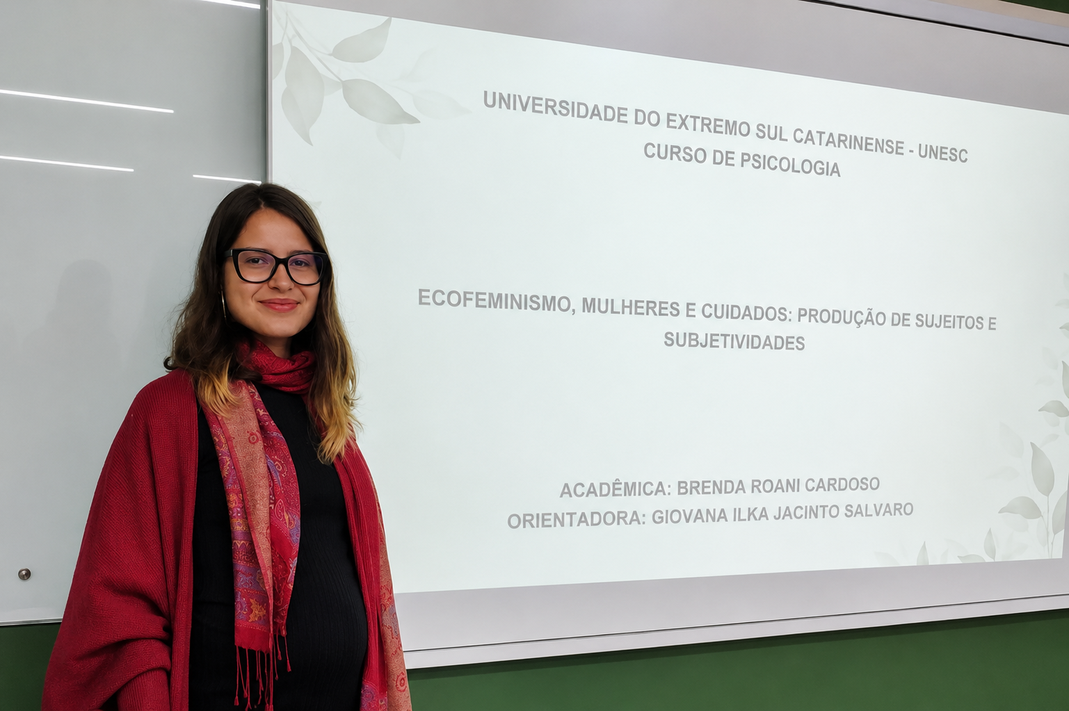 Brenda Roani na apresentação de sua pesquisa de graduação em Psicologia na UNESC
